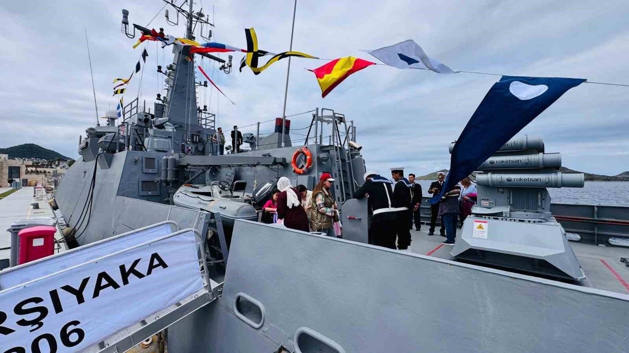 Bodrum’da Askeri Gemi Kapısını Çocuklara Açtı