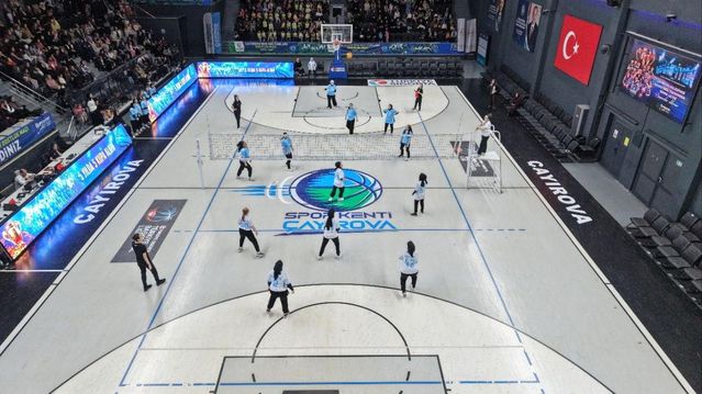 Çayırova'da kadınlar voleybol dostluk maçında buluştu